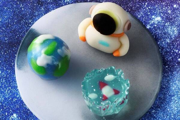 宇宙モチーフ和菓子が日本橋三越本店「全国銘菓展」に、ロケット浮かぶ羊羹＆エイリアン型練り菓子