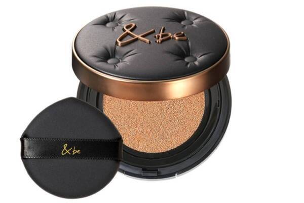 アンドビー25年夏ベースメイク、生マット肌仕上げの美容液クッションファンデ＆“サラサラ”UVパウダー