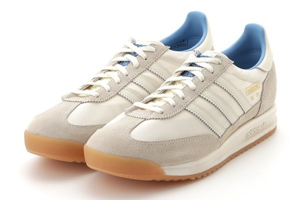 アディダス オリジナルスのスニーカー「SL72」アイボリー×ブルーのエミ限定色