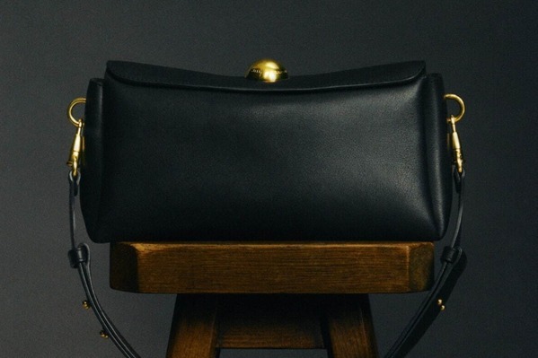 アミ25年春夏「カルーセルバッグ」“メリーゴーランド”着想ソフトシルエットに半球型のゴールド留め具