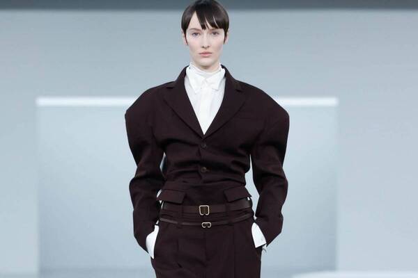 イッセイ ミヤケ 2025-26年秋冬コレクション、相対的な要素の間に存在する“曖昧さ”を追求