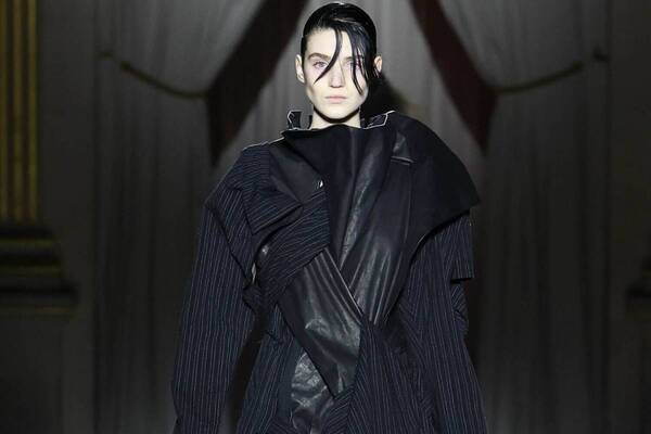 ヨウジヤマモト 2025-26年秋冬ウィメンズコレクション - 裏返して現れる、神秘的な美しさ