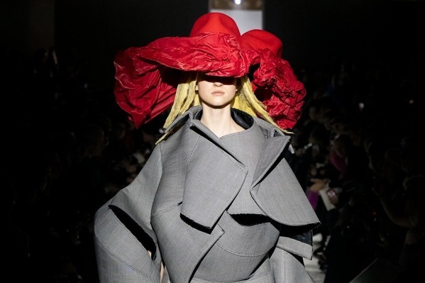 コム デ ギャルソン 2025年秋冬コレクション - 渦動する感覚