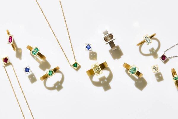 “石が浮遊する”デザインのカラフルな天然石リング＆ネックレス、日本発ジュエリー「ヤヌカ」の新作