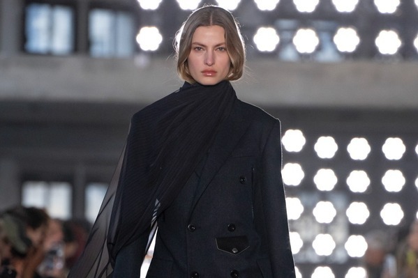 sacai 25-26年秋冬コレクション - ラッピングで贈るやさしいひと時