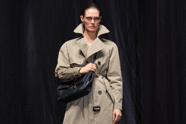 バレンシアガ 2025年冬コレクション - ドレスコードの再考と挑戦