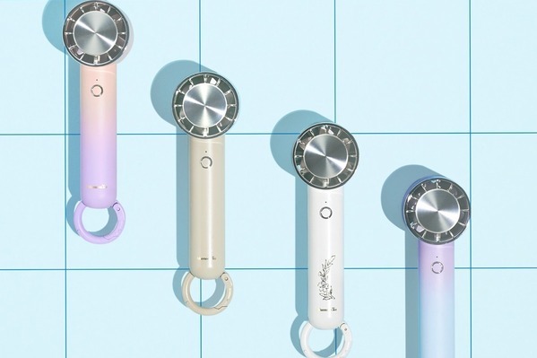 アフタヌーンティー・リビング“ひんやり”プレート付きハンディファン、ピンクやパープルのグラデカラーで