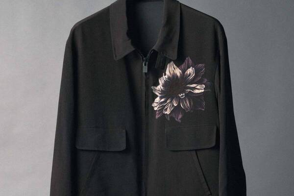 ヨウジヤマモト25年春夏メンズウェア、“ダークな花柄”プリントのブルゾンやカットソー