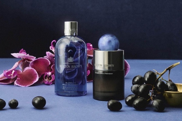 モルトンブラウン「青い花畑のある森」着想25年春フレグランス、“ベリー香る”フルーティフローラル香水