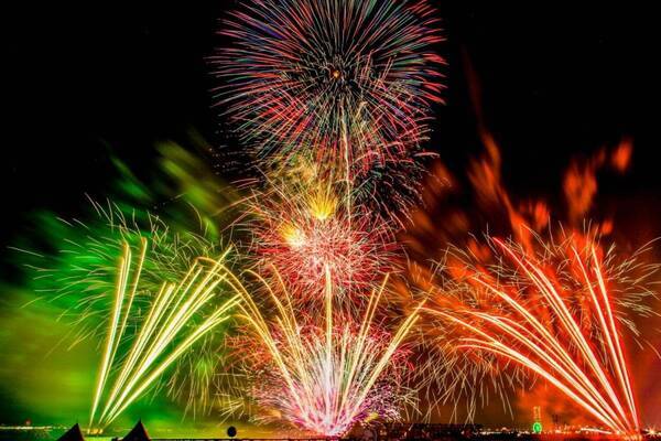 大阪最大級「泉州夢花火」泉南タルイサザンビーチの夜空を彩る海上花火大会、縁日も