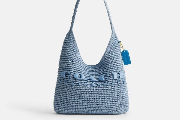 コーチ25年春ラフィアバッグ、ロゴ刺繍入りホーボー「ブルックリン」や 