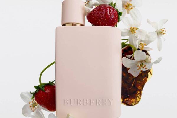 バーバリー25年春フレグランス、ワイルドストロベリーが甘く香るフルーティウッディ