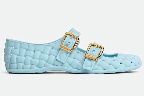 ボッテガ・ヴェネタのレザーシューズ、パステル色メリージェーン＆“結び目”配したメンズローファー