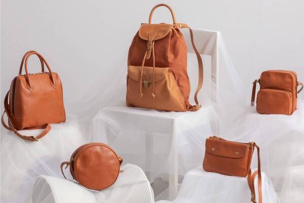 イル ビゾンテ“アーカイブ復刻”のレザーバッグ＆財布、両面ポケットの斜め掛けなど