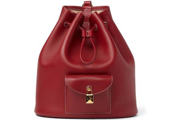 ロロ・ピアーナ25年春夏“パドロック付き”レザーバックパック、ドローストリング式の上品フォルムで