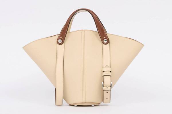 メゾン マルジェラ“馬術”着想の25年春夏バッグ「ドレサージュ」2組のストラップを備えた2WAY仕様