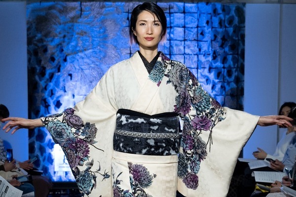 ジョウタロウ サイトウ 25-26年秋冬コレクション、ダークな世界に咲き誇る花