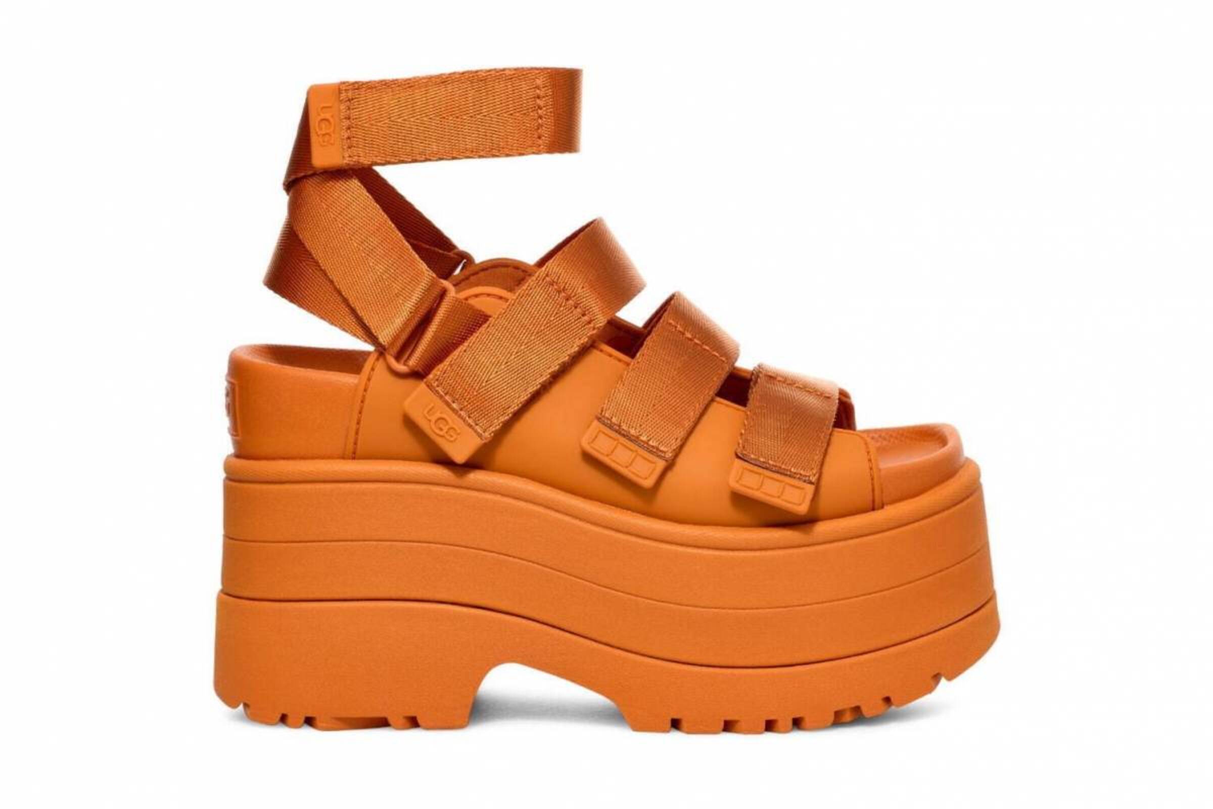 UGG25年春夏ウィメンズサンダル「ゴールデンライズ」特大厚底ソール×3 