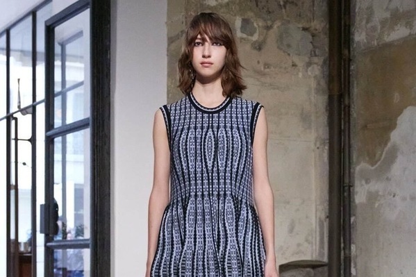 マメ クロゴウチ“京提灯のかたち”着想のニットドレス＆フレアスカート、小花柄の立体プリーツで