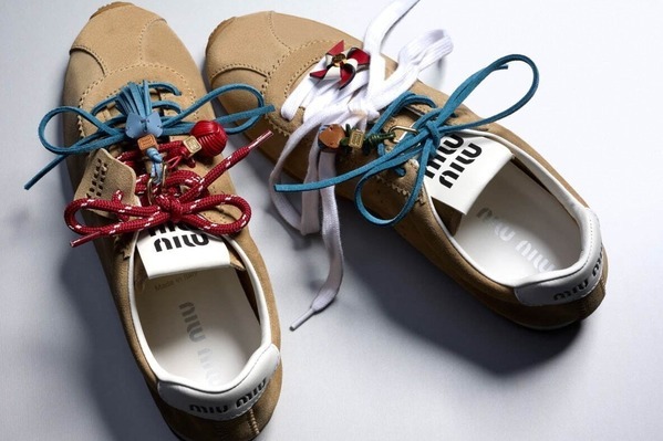 ミュウミュウのカスタムイベントが国内5店舗で、好みのチャームで人気スニーカー＆バッグをアレンジ