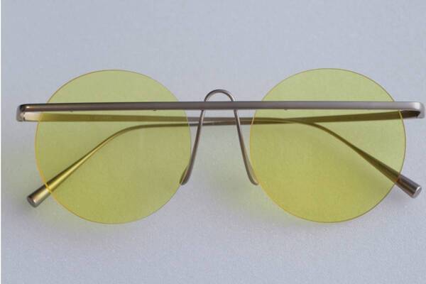 イッセイ ミヤケ アイズ25年春夏サングラス、“一直線フレームライン”に新色ブラウン＆イエロー