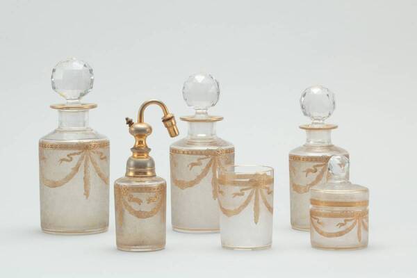 「ヨーロッパの装い」展が東京・ポーラ文化研究所で、19～20世紀のガラス化粧品やコンパクトなど