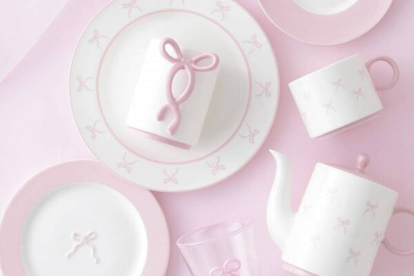 フランフラン“リボンの取っ手”付きマグやフラワーモチーフのガラス食器、パステルカラーの弁当箱も