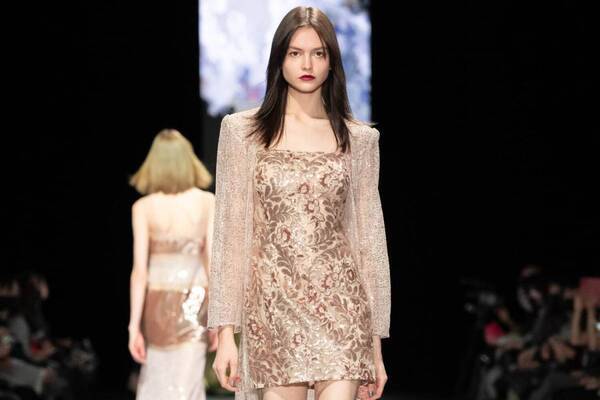 タエ アシダ  2025-26年秋冬コレクション - 軽やかな温もり