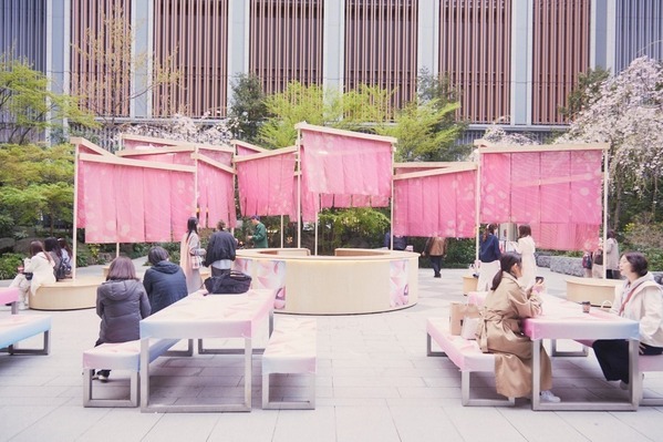 日本橋の桜イベント「サクラ フェス」屋外で味わうパフェや老舗飲食店の屋台、夜の桜色ライトアップも