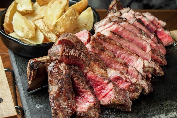 パリの人気肉ビストロ「サクレフルール」大阪駅直結うめきたの商業施設に、名物の"塊肉ステーキ”など