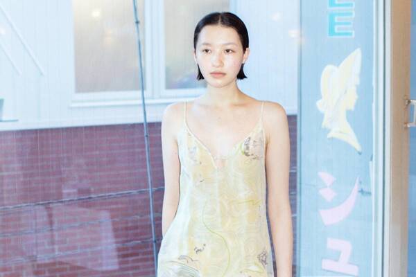 マメ クロゴウチ“地層”イメージのマーブル模様シルクドレス＆アシメネックのニットワンピース