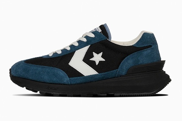コンバースのスニーカー「スタークルーザー」青色スエード×ブラックのヴィブラムソールで