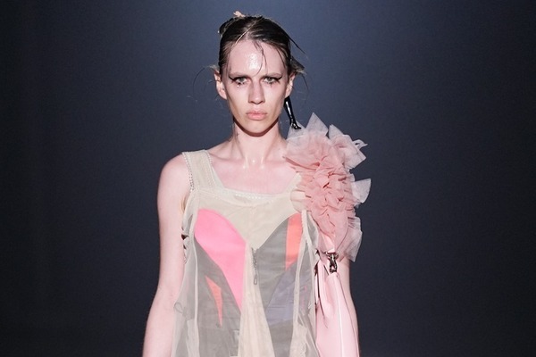 チカ キサダ 2025年秋冬ウィメンズコレクション - ポップなきらめき、もっとアヴァンギャルドに