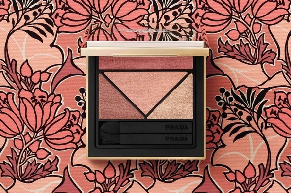 プラダ ビューティ25年夏コスメ、“花”着想ヌーディカラーの4色アイパレ＆自由自在マルチアイライナー