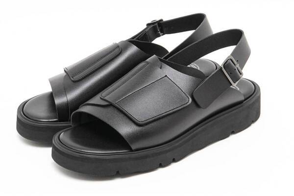 フット・ザ・コーチャー＆ビューティフル・シューズの革製サンダル、ベルクロとベルトで快適フィット