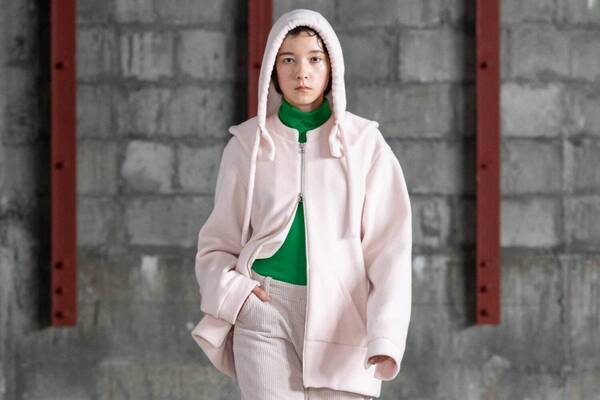 アカネ ウツノミヤ 2025-26年秋冬コレクション、古典的な女性らしさを“着崩す”