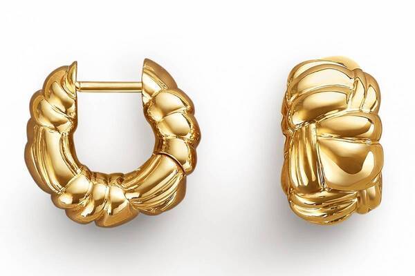 ボッテガ・ヴェネタのファインジュエリー、“編み込み”ゴールドピアス＆3連ダイヤモンドリング