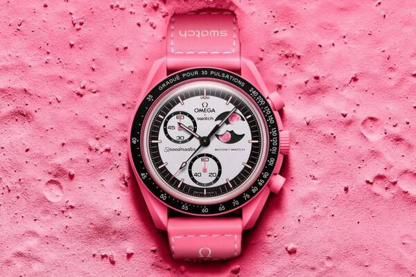 オメガ×スウォッチの腕時計「ムーンスウォッチ」ピンクの月が現れるムーンフェイズ