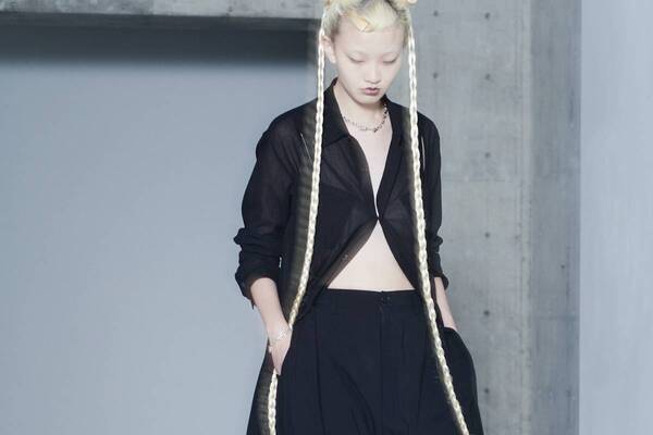 リミ フゥ“透け感ブラック”のシャツドレスやスリット入りブラウス、ヴィンテージ風デニムも