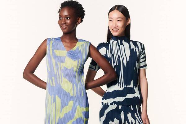 プリーツ プリーズ イッセイ ミヤケ“水面の光”イメージのウェア、光の屈折を表現したワンピースも