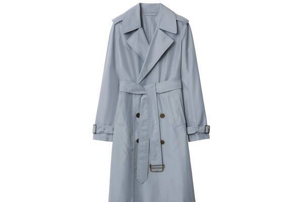 バーバリー“淡いブルー”のシルクトレンチコートやショートジャケット、「b」クリップのバッグも
