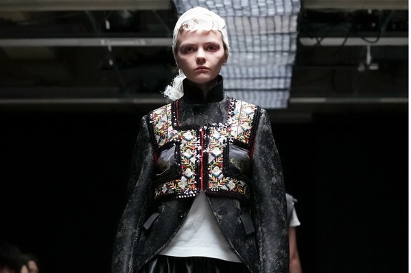 タオ 2025-26年秋冬コレクション、硬派な黒と幻想的なきらめき