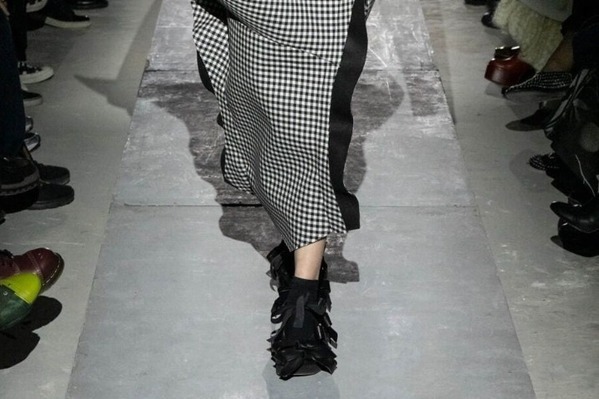 コム デ ギャルソン×仏フィレオ25年秋冬、リボンを飾ったレザーのバレエシューズやメリージェーン