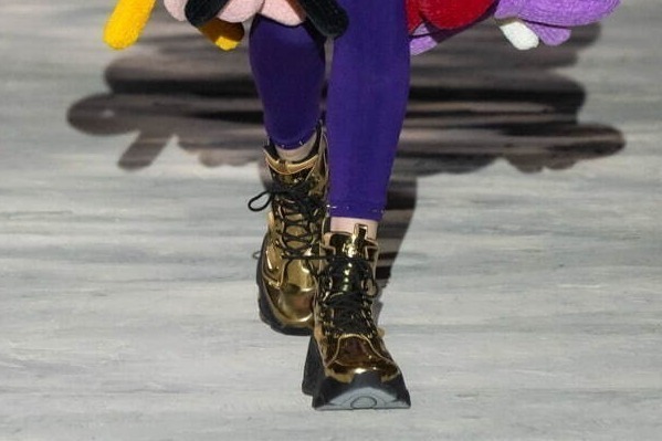 ノワール ケイ ニノミヤ×リーボック25年秋冬スニーカー、ゴールド＆黒の「インスタポンプフューリー」