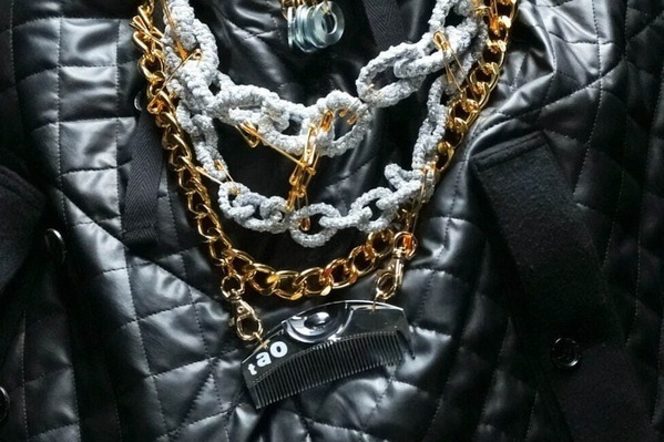 タオ×ラブクロム“ヘアコーム”のネックレス - きらめくチェーンやナット、ニットパーツをカスタム