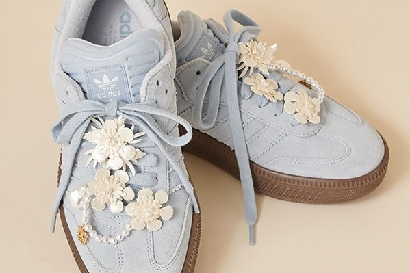 アディダス オリジナルス「サンバ」厚底スニーカー、パステルブルー＆グレーのスナイデル限定色