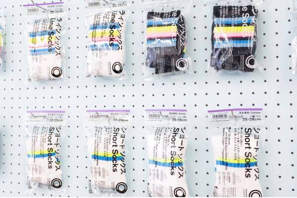 ファミマ「コンビニエンスウェア」25年春夏、鮮やかカラーのストライプソックス＆初のウィメンズインナー