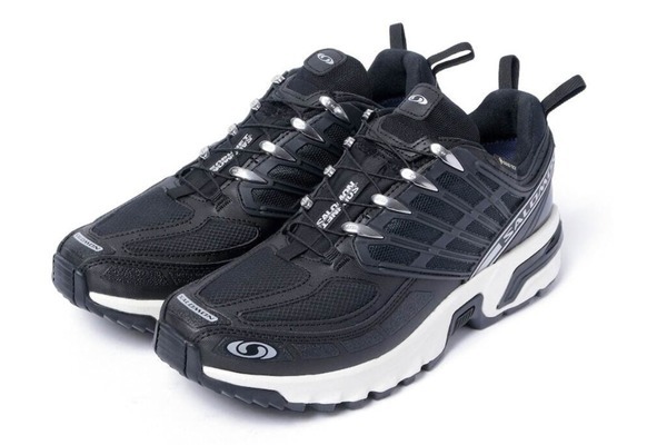 サロモン×ソフネット「ACS PRO GTX」スニーカー、“東京”着想のブラック＆ホワイトカラー