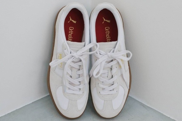 プーマ×リリー ブラウン“アイボリー”の限定スニーカー「パレルモ」ミニバッグやポロシャツワンピも