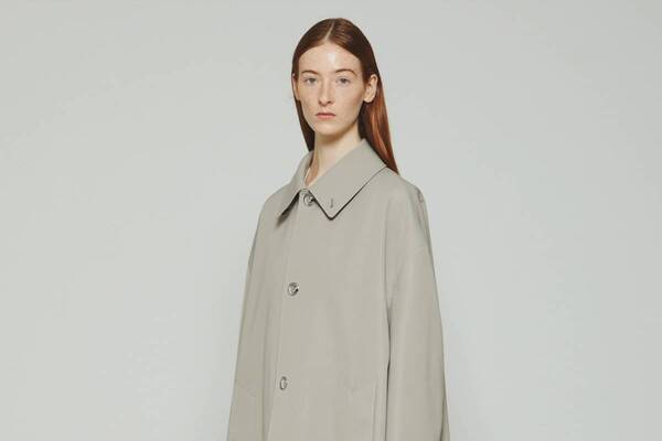 ザ・リラクスの25年春夏ウィメンズ、“シルバーボタン”きらめくコート＆ベルトバックル付きシャツ